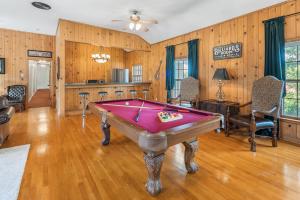 Biliár nebo kulečník v ubytování Beland Mansion-Magnolia suite! + 8 fotografií