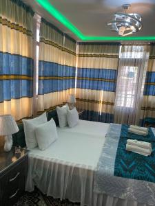 En eller flere senge i et værelse på Hotel GOLDEN DEGREZ + 37 billeder