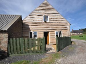 una casa de madera con una valla delante en 2 Bed in Newthorpe 47031 