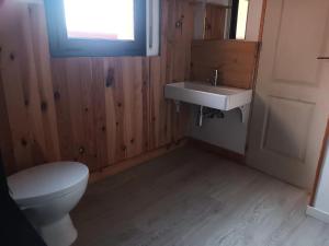 un baño con inodoro y lavabo en La Mar de Palamós Suite, en Palamós