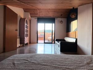 Un dormitorio con una cama y un sofá en una habitación. en La Mar de Palamós Suite, en Palamós