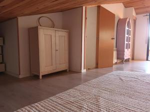 1 dormitorio con 1 cama y armario en La Mar de Palamós Suite, en Palamós