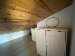 Habitación con techo de madera y espejo en un armario. en La Mar de Palamós Suite, en Palamós