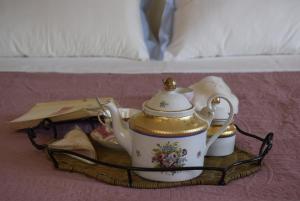 Coffee and tea making facilities at BB 1987 Pula