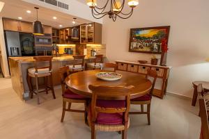 kuchnia i jadalnia z drewnianym stołem i krzesłami w obiekcie Grand Marina Villas w mieście Nuevo Vallarta