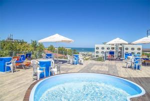 Bazén v ubytování Hotel Leonardo nebo v jeho okolí