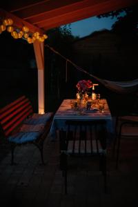 einen Tisch und eine Bank auf einer Terrasse in der Nacht in der Unterkunft Ferienhaus Vandra in Eisenach