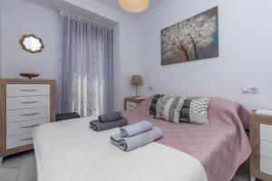 sypialnia z łóżkiem z dwoma ręcznikami w obiekcie Cozy apartment perfect for couples SmartTv+WiFi w mieście Fuengirola