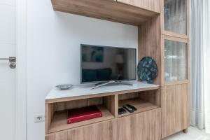 centrum rozrywki z telewizorem w pokoju w obiekcie Cozy apartment perfect for couples SmartTv+WiFi w mieście Fuengirola