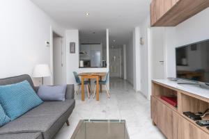 フエンヒロラにあるCozy apartment perfect for couples SmartTv+WiFiのリビングルーム(ソファ、テーブル付)