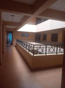 - un couloir dans un immeuble avec balcon dans l'établissement Deka hotel Nairobi, à Thika