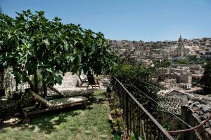 a garden with a view of a city at CASA TALIA - Rooms in Modica