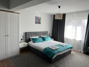 1 dormitorio con 1 cama grande con almohadas azules en Mimsy house en Plovdiv