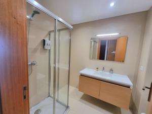 a bathroom with a sink and a shower at Apartamento grande familiar con vistas panorámicas al mar y la montaña in Funchal