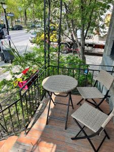 een tafel en 2 stoelen op een balkon met een tafel bij Private room & Private bathroom in le Plateau in Montreal