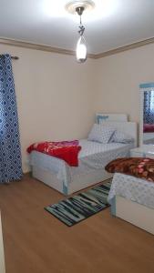 ein Wohnzimmer mit 2 Betten und einem Tisch in der Unterkunft Elite Sea view in Alexandria