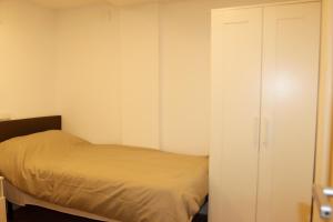 a bedroom with a bed and a closet at Deluxe A2 Centro Pozuelo de Alarcón in Pozuelo de Alarcón