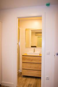 a bathroom with a sink and a mirror at Deluxe A2 Centro Pozuelo de Alarcón in Pozuelo de Alarcón
