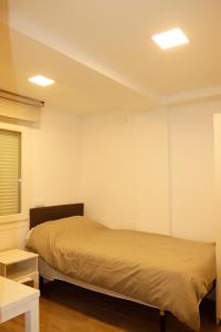 a bedroom with a bed and a window in it at Deluxe A2 Centro Pozuelo de Alarcón in Pozuelo de Alarcón