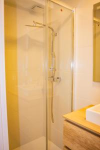 a shower with a glass door in a bathroom at Deluxe A2 Centro Pozuelo de Alarcón in Pozuelo de Alarcón +20 photos