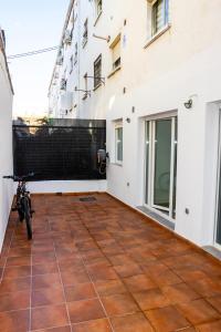 an empty courtyard of a building with a bike on it at Deluxe A2 Centro Pozuelo de Alarcón in Pozuelo de Alarcón