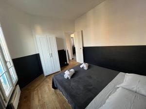 um quarto com uma cama com dois bichos de peluche em Grand Paris cocooning à 5 minutes de la gare em Pavillons-sous-Bois