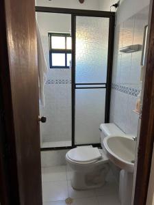 een badkamer met een toilet en een wastafel bij Acogedora casa en Villa de Leyva in Villa de Leyva