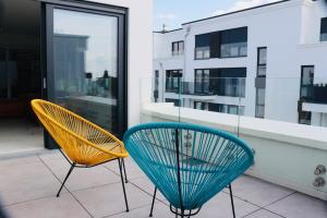 two chairs sitting on top of a balcony at Komfortables Penthouse 200 qm in Langen