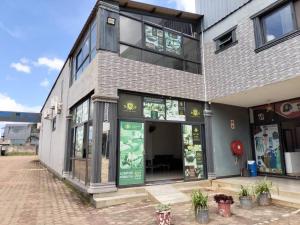 un negozio di fronte a un edificio in mattoni con finestre di Luckyone Hotel a Lilongwe