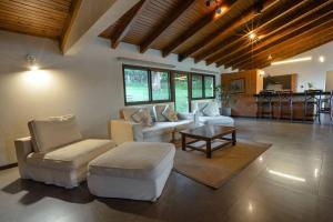 uma sala de estar com mobiliário branco e uma mesa em Casa Panimul, Atitlán Lake em Sololá