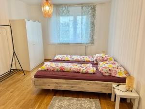 - une chambre avec 2 lits et une fenêtre dans l'établissement 60 m2 Premium Apartment near Airport - Free Parking, à Schwechat