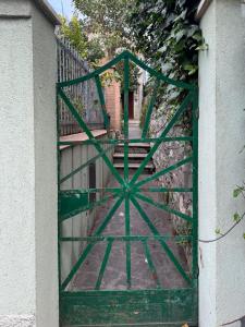um portão de metal verde com uma cerca na frente em Be My Guest Perugia em Perugia