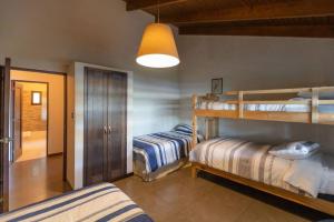 1 dormitorio con 2 literas y luz en Casa Panimul, Atitlán Lake, en Sololá