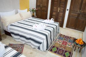 Un dormitorio con una cama con dos patos de goma. en Ferme D'hôte Zomorroda, en Marrakech