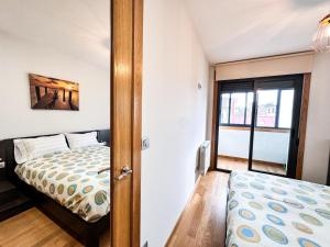 a small bedroom with a bed and a window at Apartamento próximo a Plaza España 1 habitación Couto in Vigo