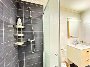 a bathroom with a shower and a sink at Apartamento próximo a Plaza España 1 habitación Couto in Vigo
