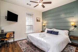 - une chambre avec un lit, un bureau et une télévision dans l'établissement Sunsets on Lake Marion: 2BD Lakefront Luxury Bliss, à Santee