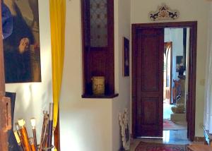 een kamer met een gang met een deur en een kamer met bij CASA LUDOVICA TAORMINA with Sea View Terrace in Taormina