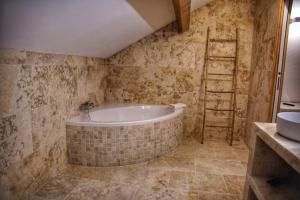 uma casa de banho com uma banheira e um lavatório em A PIANARELLA em San-Gavino-di-Carbini
