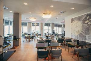 Ein Restaurant oder anderes Speiselokal in der Unterkunft Wellness Spa Hotel Jola 