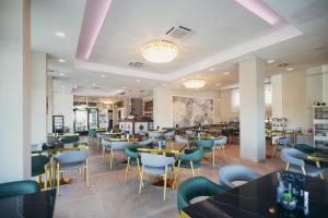 バニャ・ルカにあるWellness Spa Hotel Jolaのテーブルと椅子が備わるレストラン
