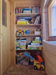 Biblioteca en el chalet de montaña