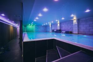 Der Swimmingpool an oder in der Nähe von Wellness Spa Hotel Jola