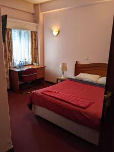 Postel nebo postele na pokoji v ubytování Metro Hotel