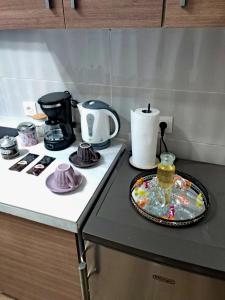 encimera de cocina con fogones en Deluxe Apartment, en Korinthos
