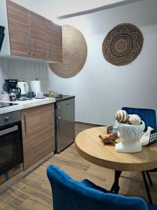 una cocina con una mesa con un tazón de comida. en Deluxe Apartment, en Korinthos