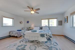 um quarto com uma cama e uma ventoinha de tecto em Wells Beach House with Ocean-View Deck em Wells
