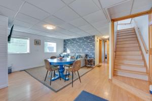 uma sala de estar com uma mesa e uma escada em Wells Beach House with Ocean-View Deck em Wells