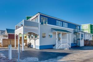 uma casa com um azul e branco em Wells Beach House with Ocean-View Deck em Wells