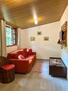 sala de estar con sofá y mesa en Condomínio Ypê Casas Maringá MG, en Visconde De Maua